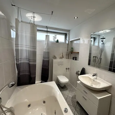 Apartment Graeumiges Schlafzimmer Mit Bad Karlsruhe